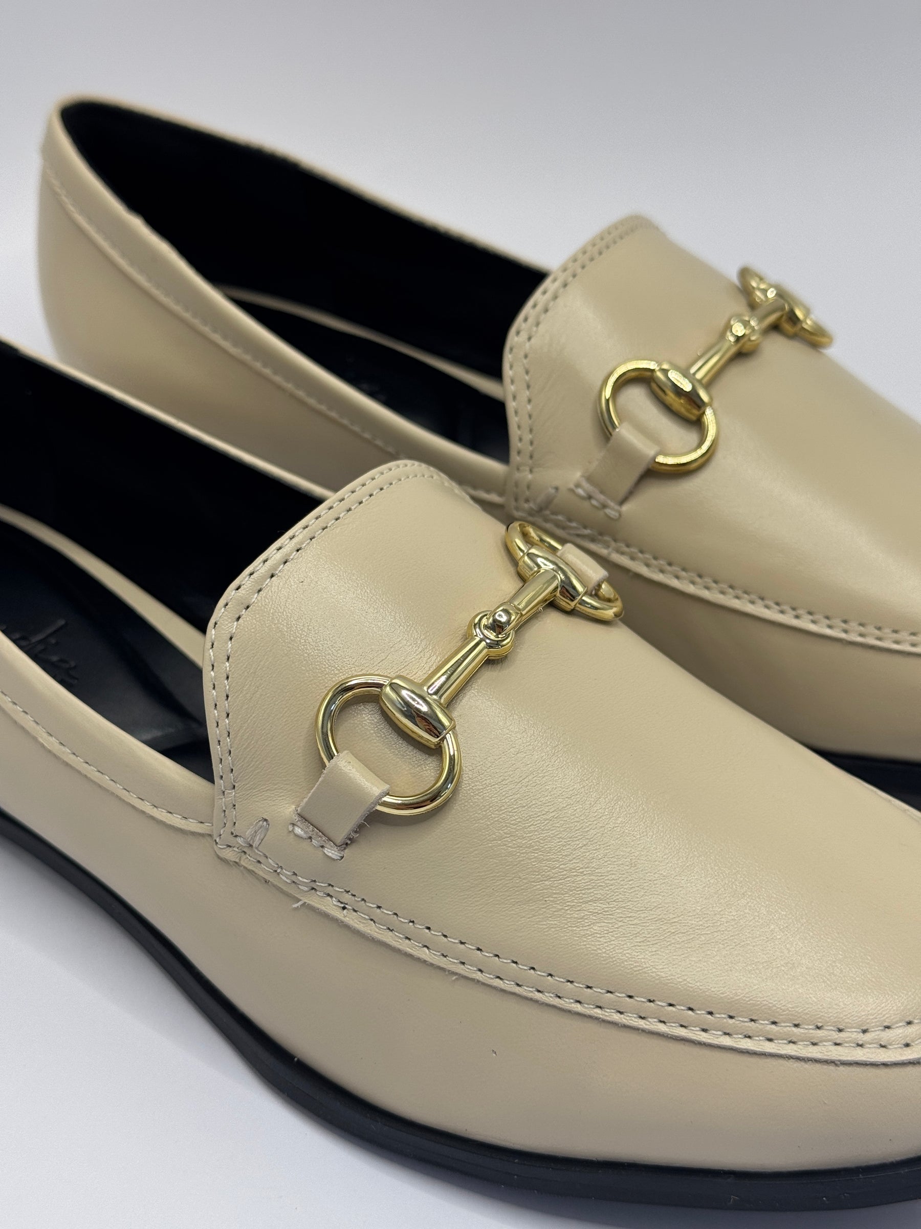Mocassim Off White - Claudia Albuquerque Shoes