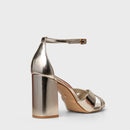 Sandália Glam Tiras Cruzadas Salto Bloco Couro Spechio Metalizado Champagne - Carrano