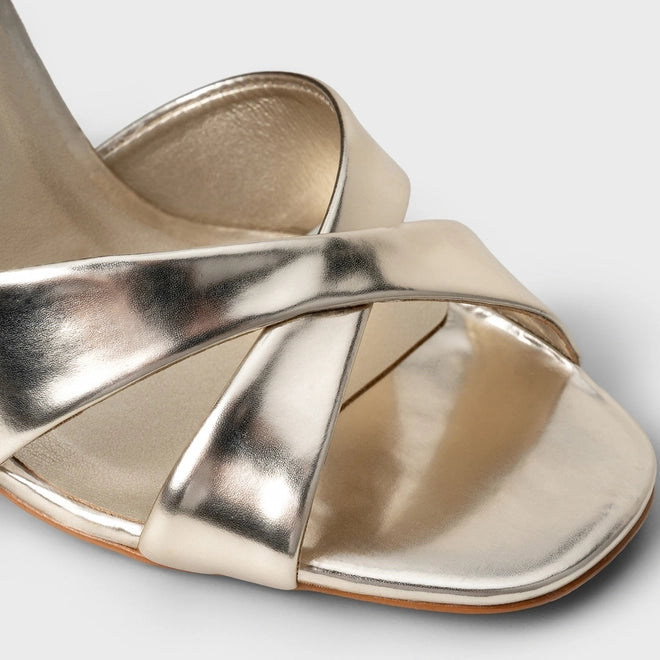 Sandália Glam Tiras Cruzadas Salto Bloco Couro Spechio Metalizado Champagne - Carrano