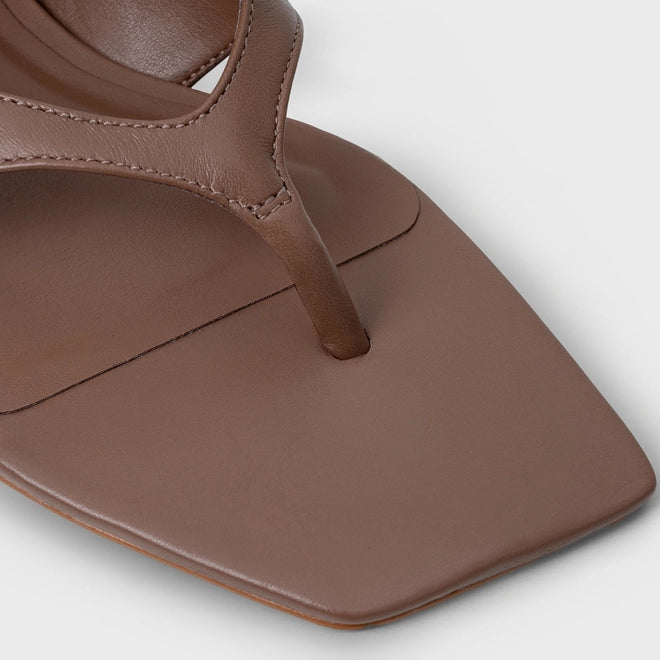 Sandália Flat Thong Bold Couro Marrom Mocha - Carrano