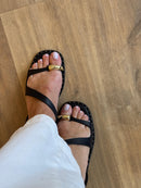 Sandália Preta com Detalhe Dourado - Claudia Albuquerque Shoes