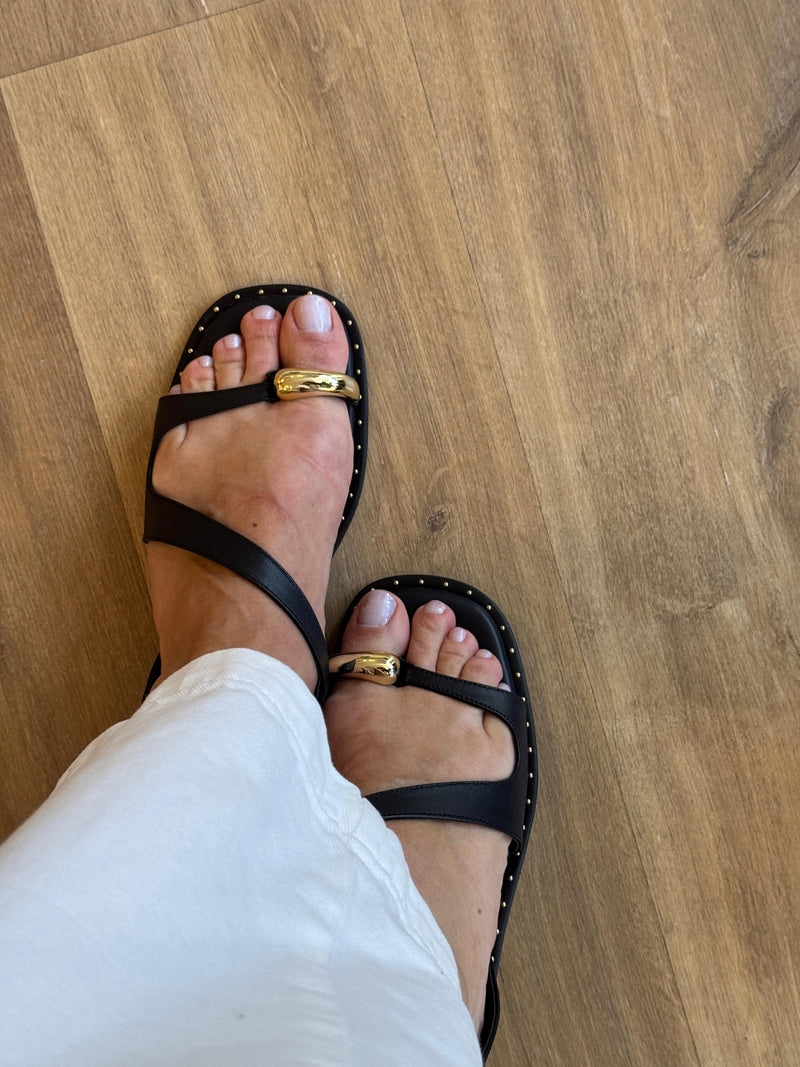 Sandália Preta com Detalhe Dourado - Claudia Albuquerque Shoes