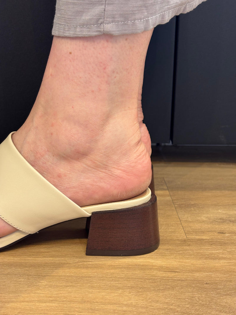 Tamanco Off White Salto de Madeira - Claudia Albuquerque Shoes