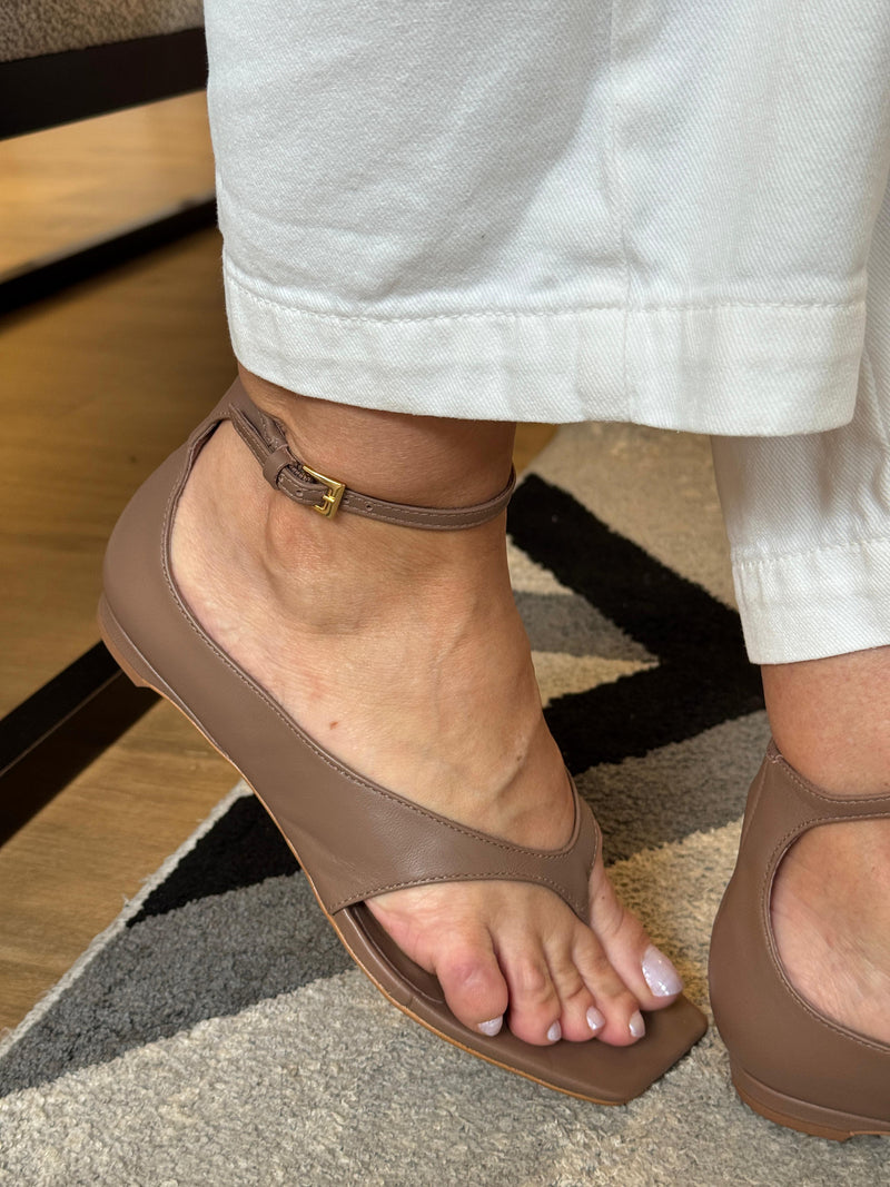 Sandália Flat Thong Bold Couro Marrom Mocha - Carrano