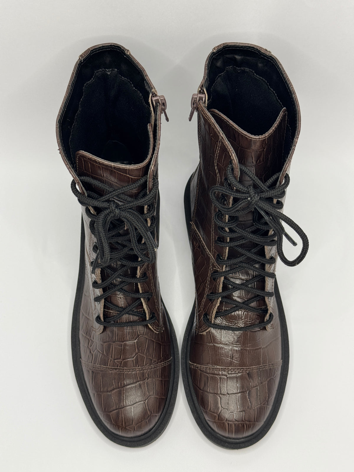 Coturno Marrom Croco - Claudia Albuquerque Shoes