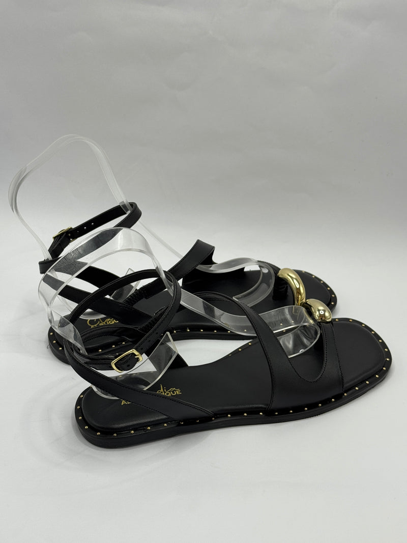 Sandália Preta com Detalhe Dourado - Claudia Albuquerque Shoes