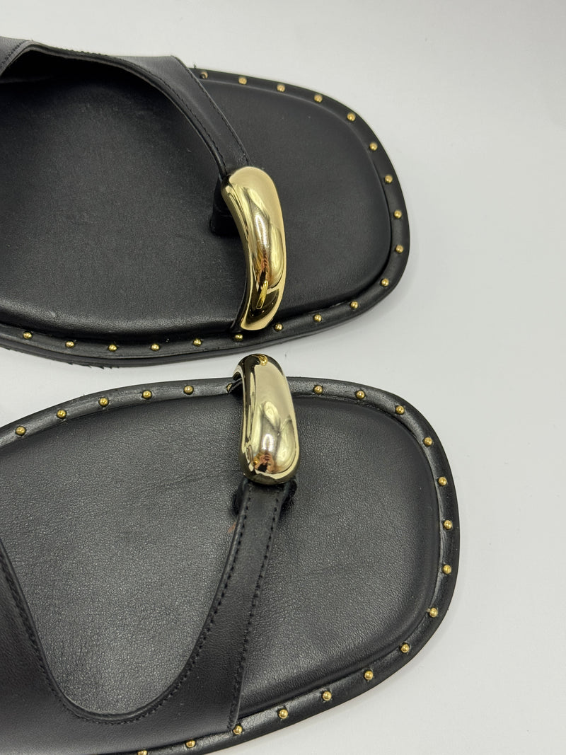 Sandália Preta com Detalhe Dourado - Claudia Albuquerque Shoes