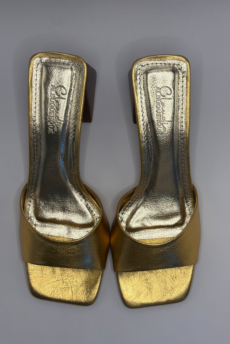 Tamanco Dourado com Salto de Madeira - Claudia Albuquerque Shoes