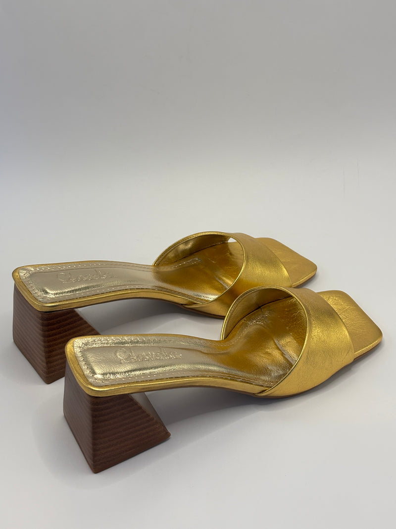 Tamanco Dourado com Salto de Madeira - Claudia Albuquerque Shoes