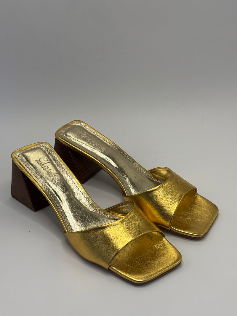 Tamanco Dourado com Salto de Madeira - Claudia Albuquerque Shoes