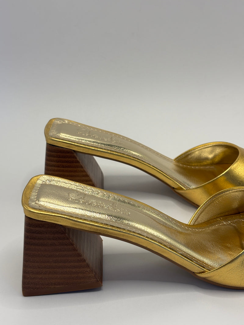 Tamanco Dourado com Salto de Madeira - Claudia Albuquerque Shoes