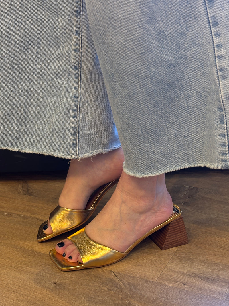 Tamanco Dourado com Salto de Madeira - Claudia Albuquerque Shoes