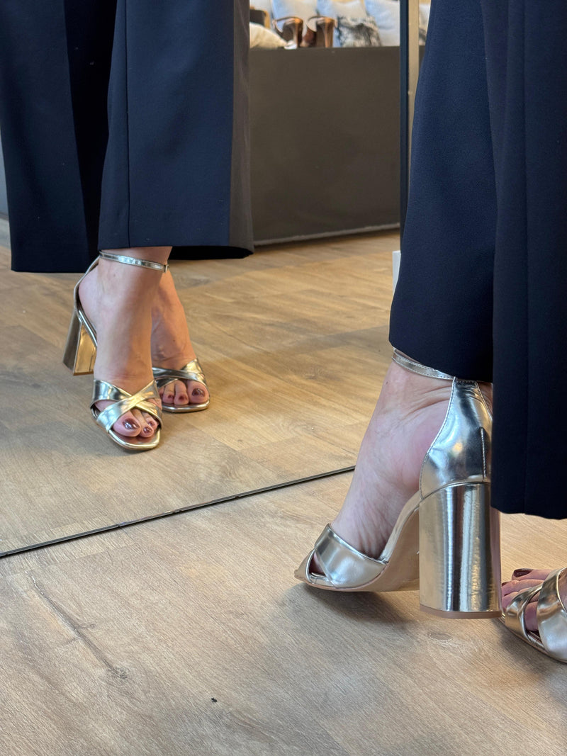 Sandália Glam Tiras Cruzadas Salto Bloco Couro Spechio Metalizado Champagne - Carrano