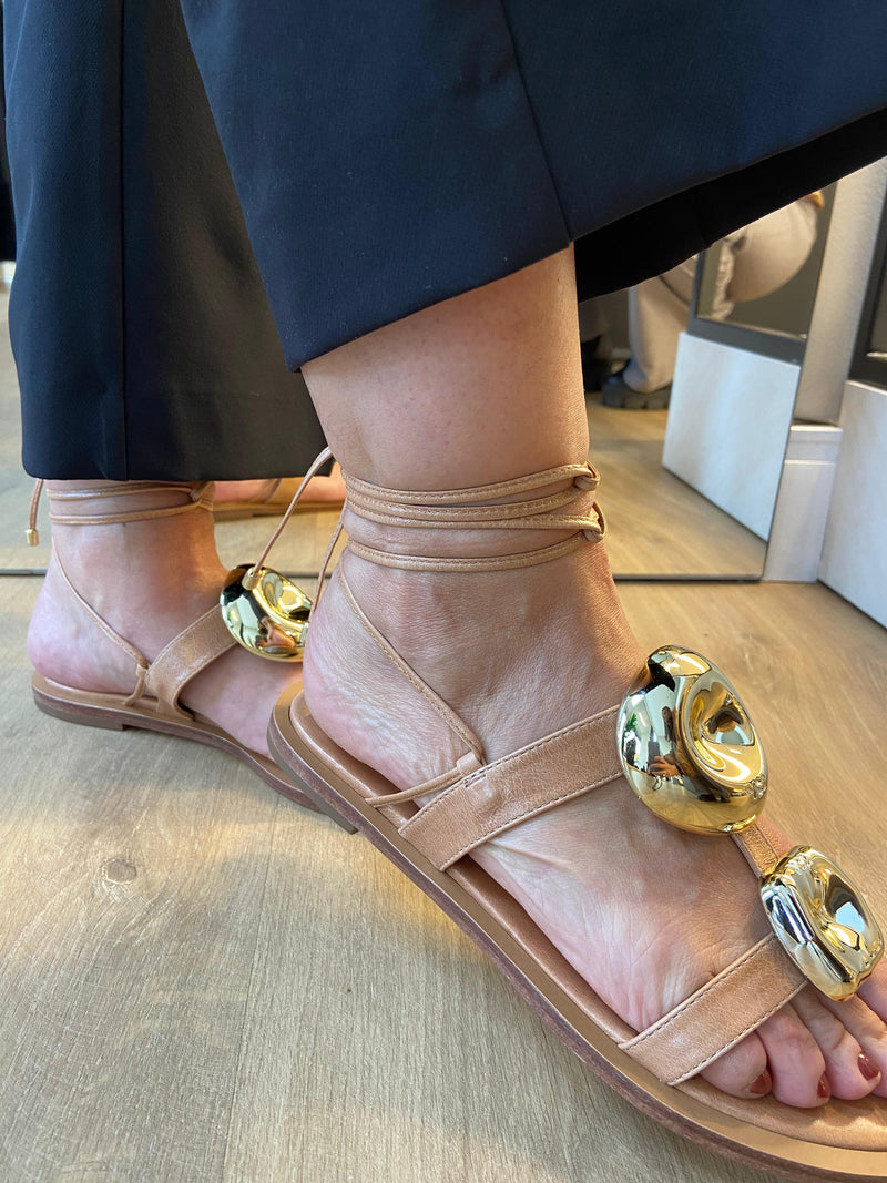 Sandália Amarrações com Detalhe em Dourado - Vicenza